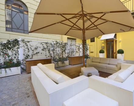 The outdoor seating of SPA H14 of BW Plus Hotel Genova Turin