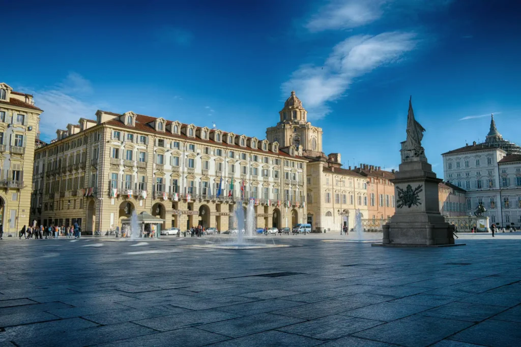 Nell'immagine, Piazza Castello a Torino, fotografata in una giornata di sole, con il cielo azzurro.